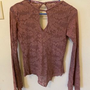 XS pretty lilac lace top with belle sleeves.